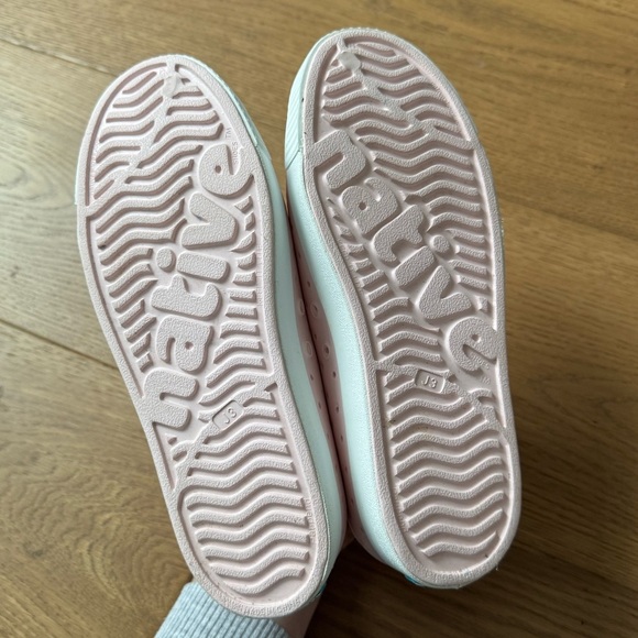 Native Jefferson Lightweight Shoes - Size J3 - Milk Pink & White - Like New - Picture 8 of 10